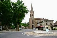 La Place de Bioule, l'église et le boulodrome