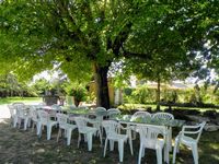 Jardin aménagé tables